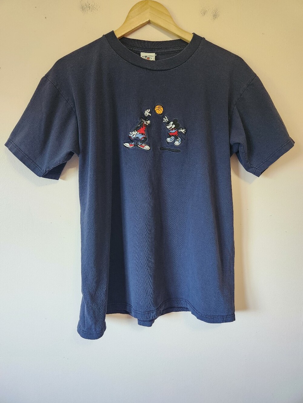 Vintage 90s Mickey & Co Embroidered Goofy Basketball T-Shirt Faded Navy Large